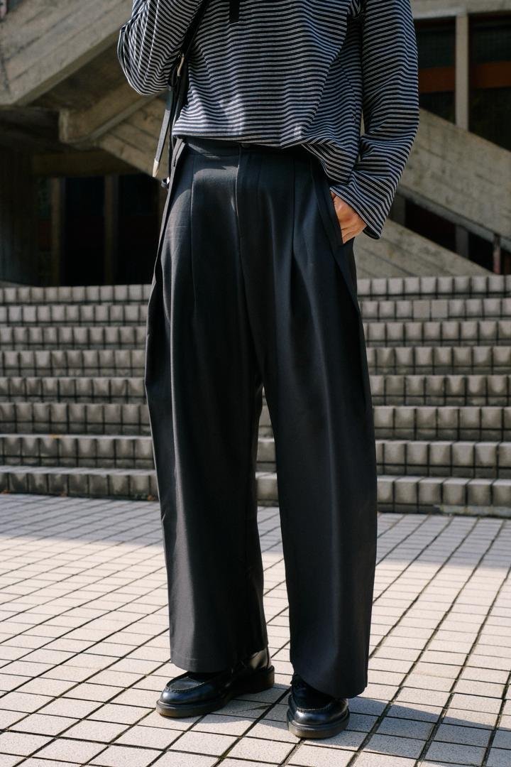 Arus Curve Pleated Pants